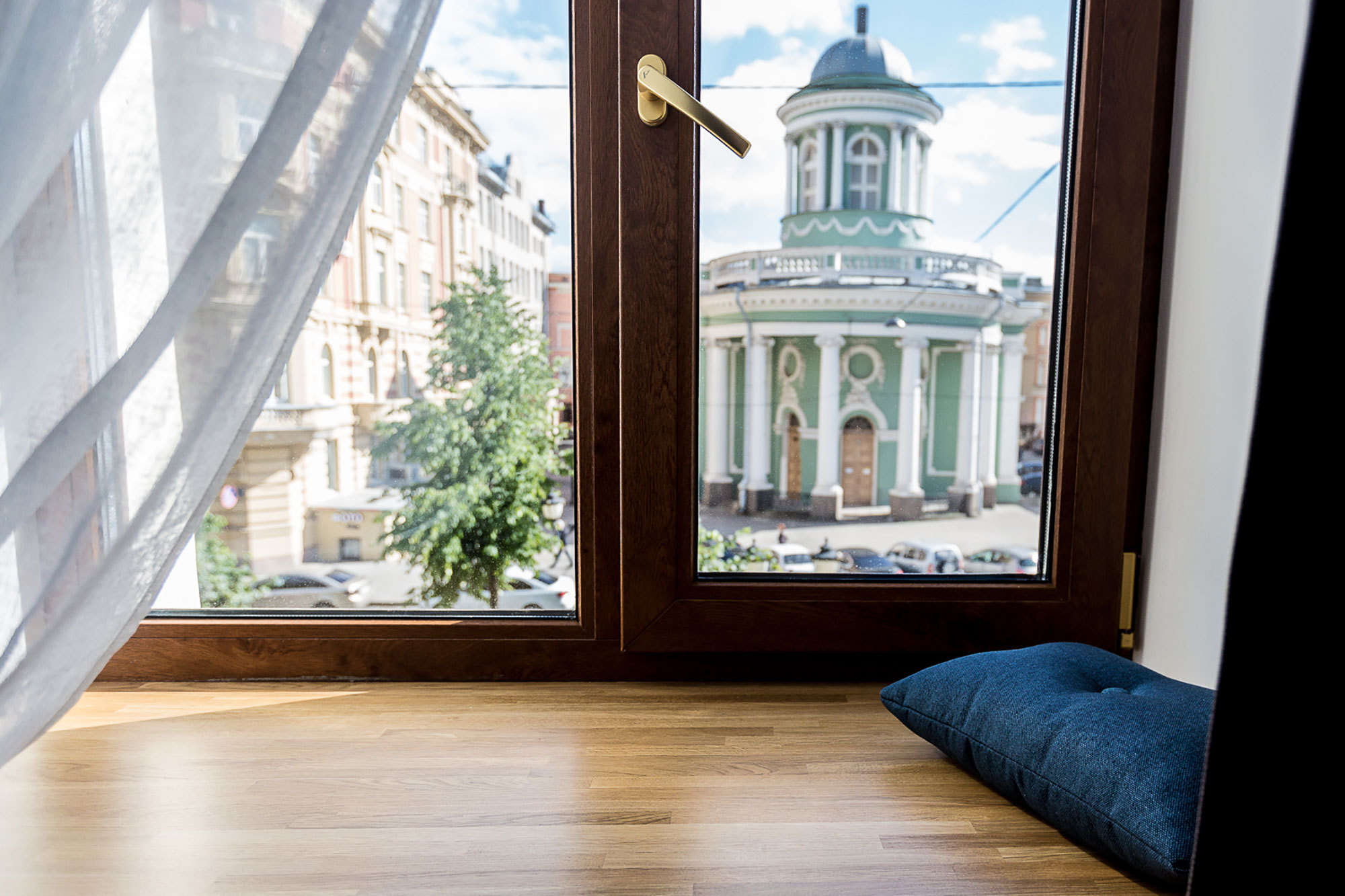 Открытые окна спб. F12 апартаменты Санкт-Петербург. Питер вид из окна. Окно в квартире.